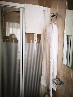 Standard Double Room | Bathroom | Shower, free toiletries, towels - Fleurie House (Torquay)