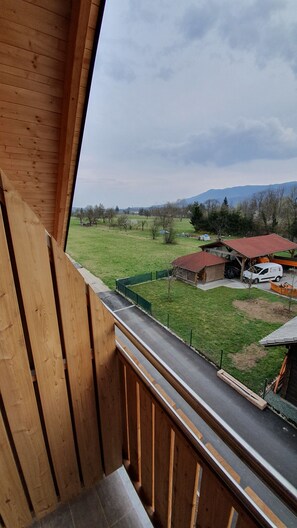Appartement Deluxe, 1 très grand lit, balcon, vue montagne | Vue depuis le balcon