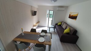 80-cm LED TV with satellite channels, TV - Deluxe apartments Bled (Bled)