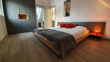 Deluxe-Apartment, 1 King-Bett, Balkon, Bergblick | Hochwertige Bettwaren, Daunenbettdecken