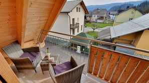 Deluxe Apartment, 1 King Bed with Sofa bed, Balcony, Mountain View | Balcony - Deluxe apartments Bled (Bled)