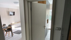 Deluxe Apartment, 1 King Bed with Sofa bed, Terrace, Garden View | Premium bedding, down duvets, memory-foam beds, in-room safe - Deluxe apartments Bled (Bled)