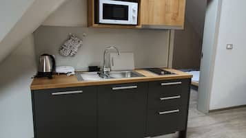 Apartemen Deluks, 1 Tempat Tidur King dengan tempat tidur Sofa, balkon, pemandangan gunung | Dapur kecil pribadi | Lemari es, microwave, kompor, dan ketel listrik