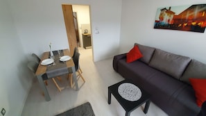 Deluxe-Apartment, 1 King-Bett und Schlafsofa, Balkon, Gartenblick | Wohnbereich | 80-cm-LED-Fernseher mit Satellitenempfang, Fernseher