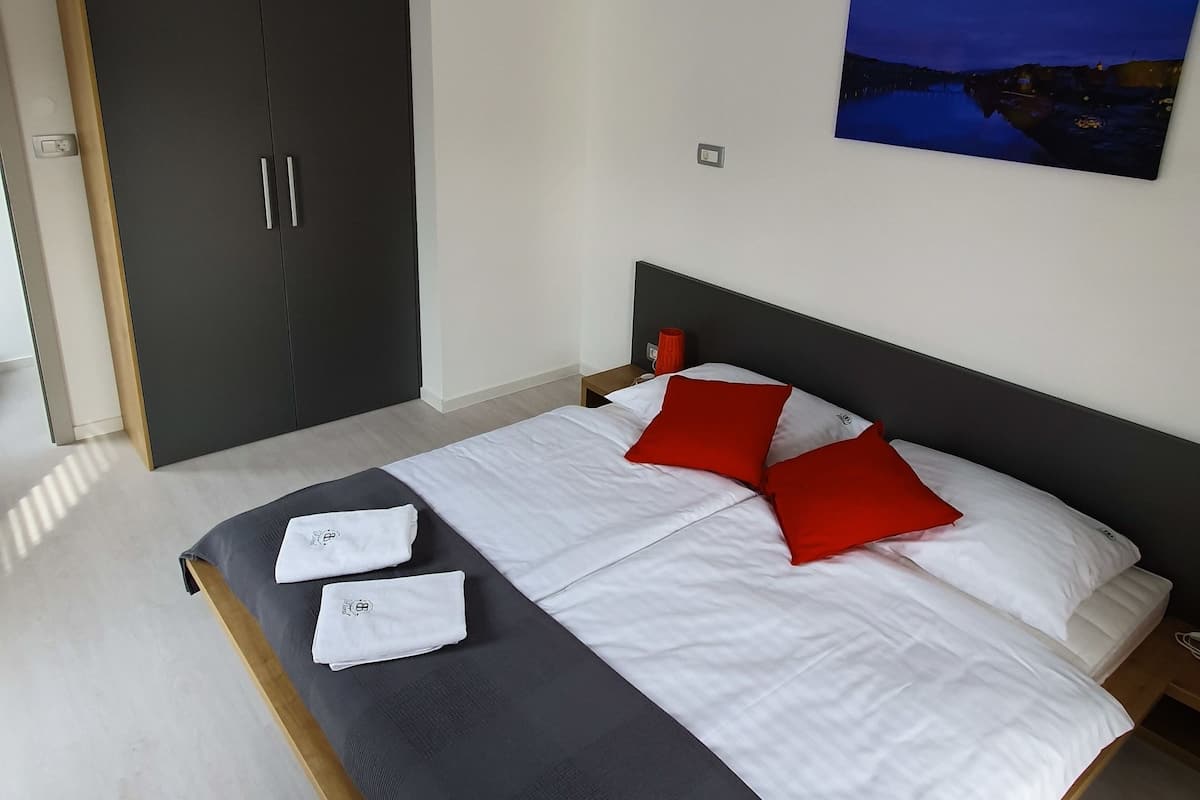 1 Schlafzimmer, hochwertige Bettwaren, Daunenbettdecken