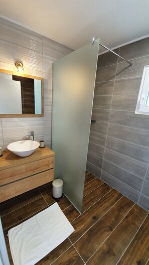 Shower, hydromassage showerhead, designer toiletries, hair dryer - Deluxe apartments Bled (Bled)