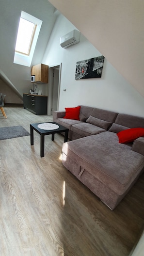 Deluxe-Apartment, 1 King-Bett und Schlafsofa, Balkon, Bergblick | Wohnzimmer | 80-cm-LED-Fernseher mit Satellitenempfang, Fernseher