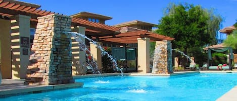 Een buitenzwembad en een verwarmd zwembad