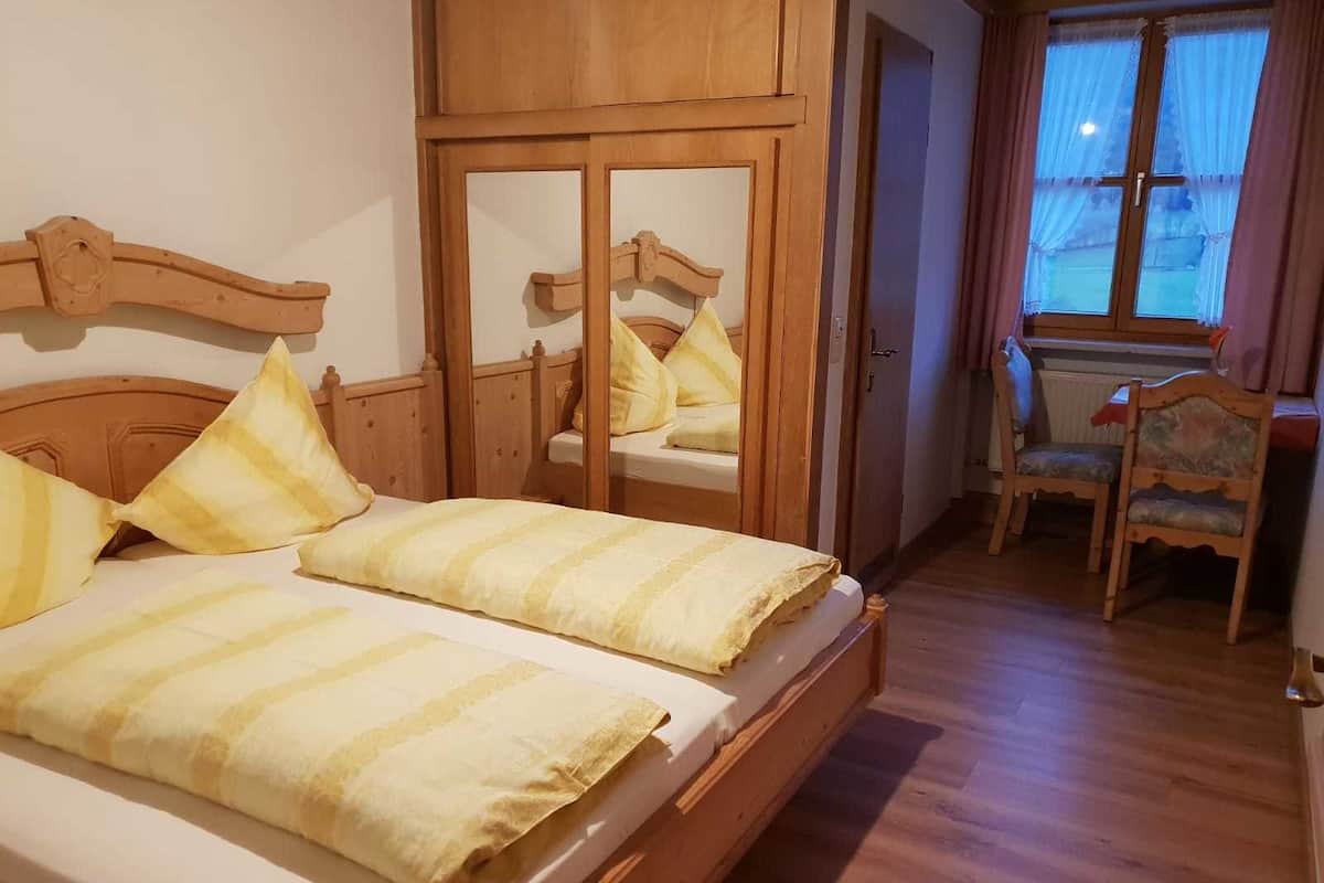 Tweepersoonskamer, uitzicht op bergen | Gratis wifi, beddengoed