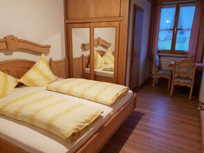 Double Room 14 with Panoramic Mountain View | Free WiFi, bed sheets - Übernachtungspension ohne Frühstück - Pension - Ferienwohnungen Ludwig (Rimbach)