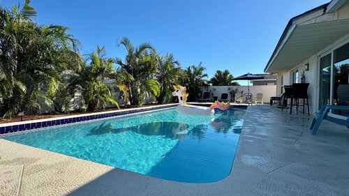 Sunshine Oasis with heated pool.  Minutes to beaches and IMG