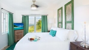 Ein Hotelzimmer mit Bett, Schreibtisch und Blick ins Freie.