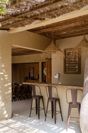 Bar (on property) - MAISON CAROLINE - LUXURY VILLA + POOL + CONCIERGE SERVICE (Pernes les Fontaines)