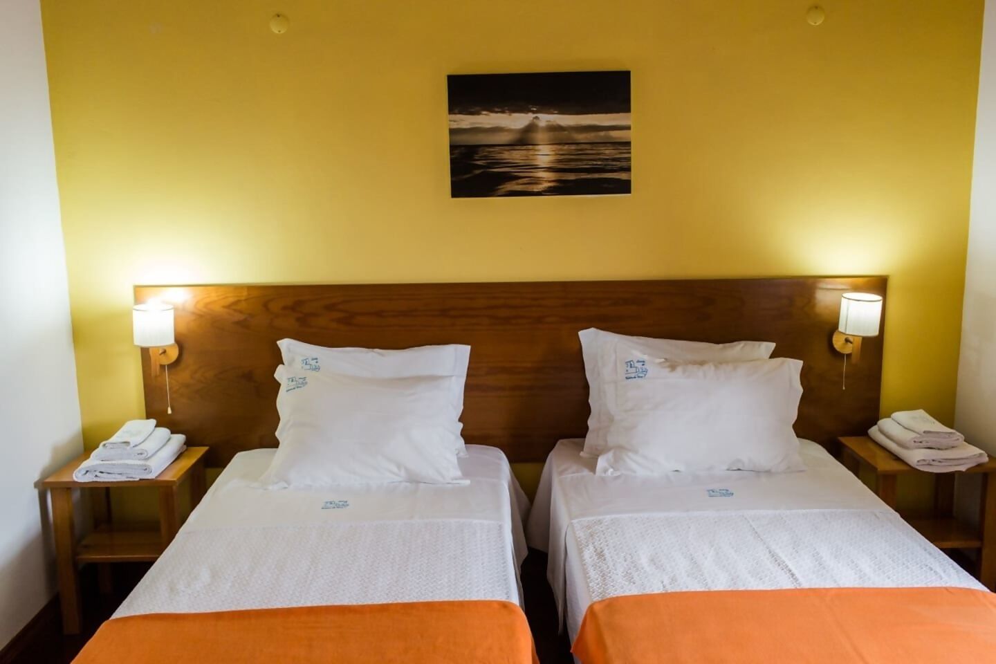 2 dormitorios, tabla de planchar con plancha, cuna de viaje