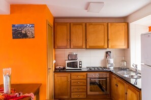 Een koelkast, een microgolfoven, een oven, een broodrooster