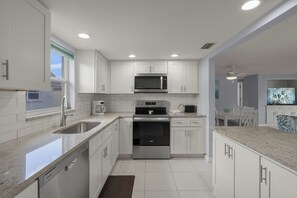 Kühlschrank, Mikrowelle, Wasserkocher mit Kaffee-/Teezubehör, Toaster