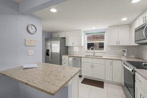 Kühlschrank, Mikrowelle, Wasserkocher mit Kaffee-/Teezubehör, Toaster