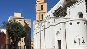 A church with a bell tower and a white facade. - Pisani 32 at the Marina (Cagliari)