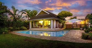 A house with a swimming pool, surrounded by greenery and a wooden fence. - Wilmot Cottages (Gqeberha (Port Elizabeth))