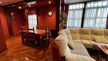 Een smart-tv en een open haard