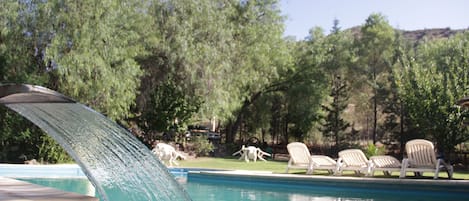 Una piscina al aire libre de temporada