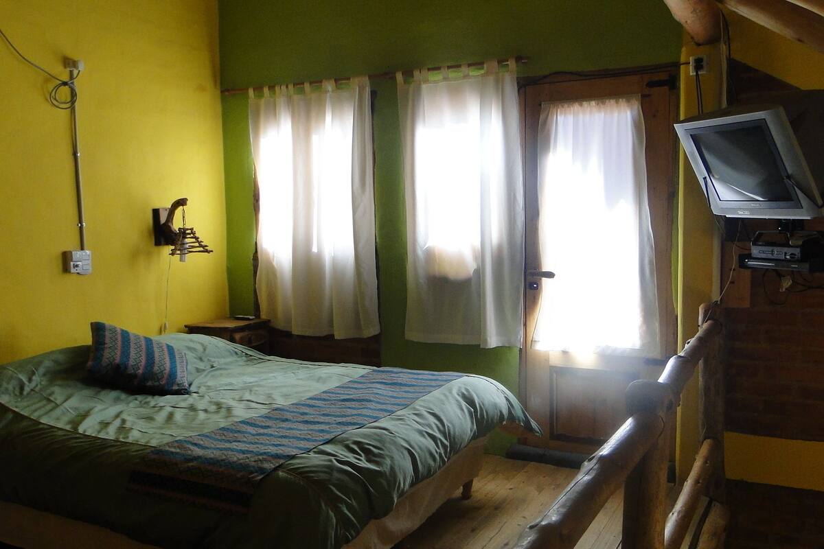 Caja de seguridad en la habitación y ropa de cama