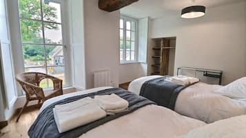 Deluxe Double Room, Bathtub | 3 bilik tidur, peralatan tempat tidur premium, busa memori