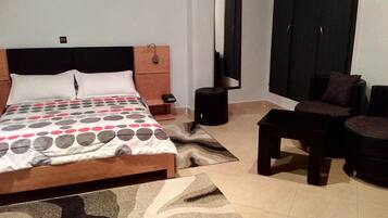 Zimmersafe, Schreibtisch, Verdunkelungsvorhänge, schallisolierte Zimmer