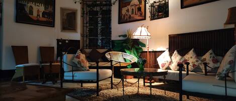 Televisor LED de 32 polzades amb canals per satèl·lit i televisor