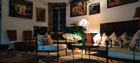 Televisión LED 32 pulgadas con canales de televisión vía satélite. Hotel España