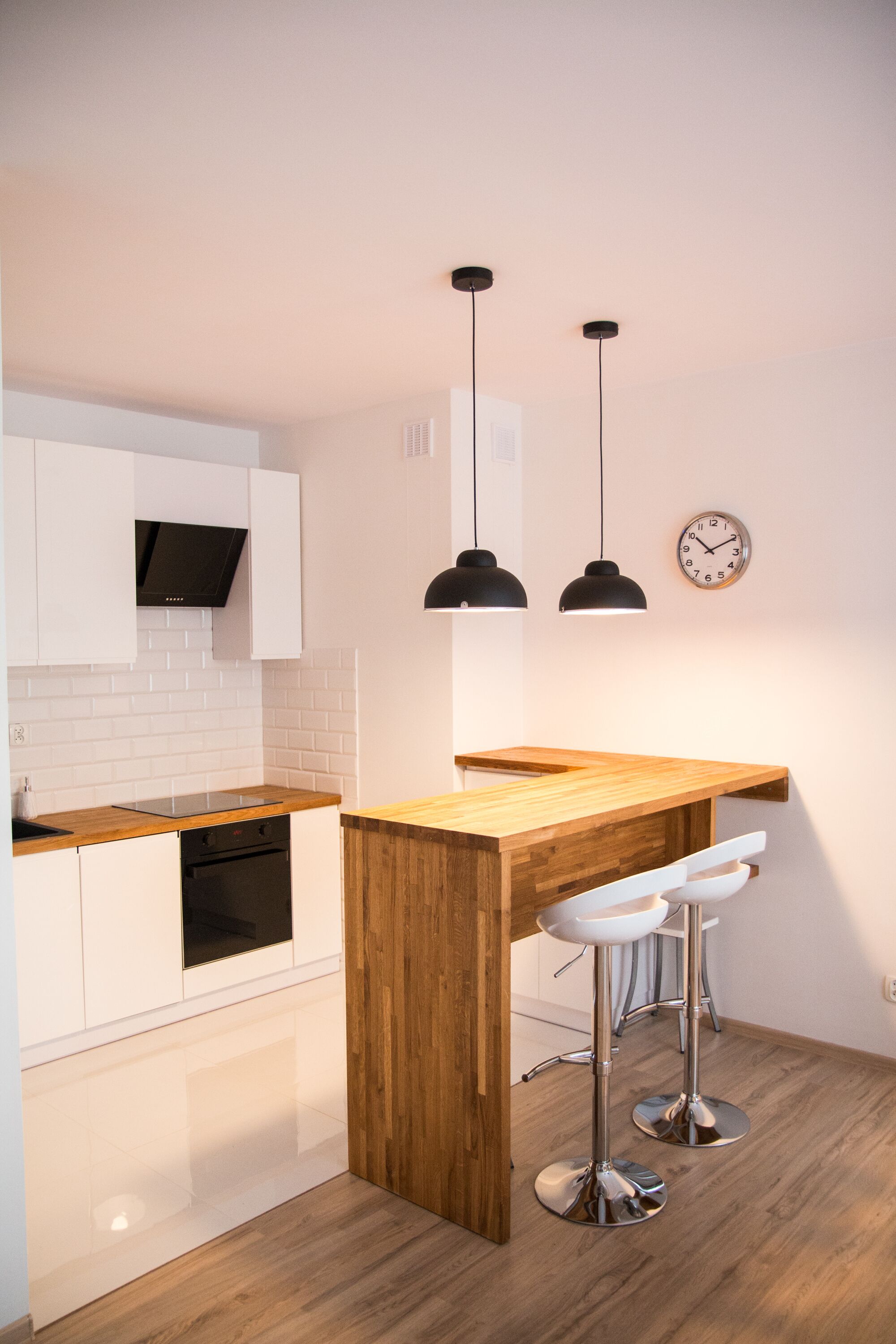 Réfrigérateur, four, lave-vaisselle, cafetière/bouilloire