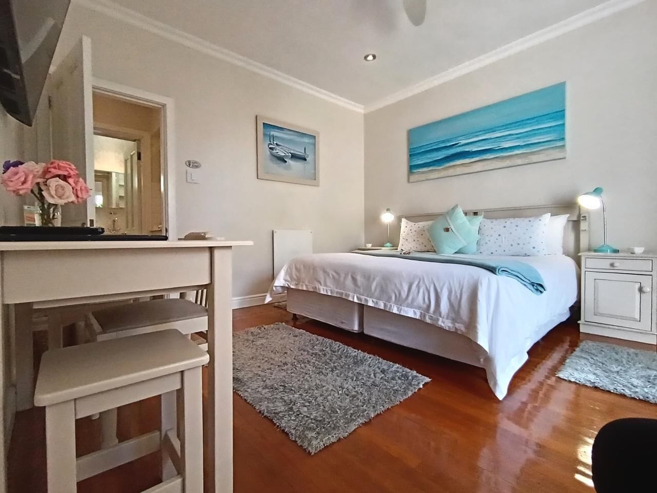 Minibar, in-room safe, individually decorated, individually furnished