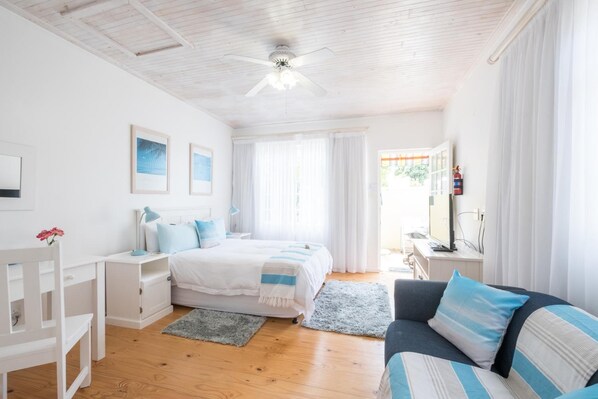 Minibar, Zimmersafe, individuell dekoriert, individuell eingerichtet