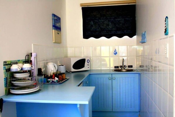 Standard Room | Private kitchen | Microwave, coffee/tea maker, electric kettle