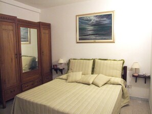 1 dormitorio, tabla de planchar con plancha, wifi gratis y ropa de cama