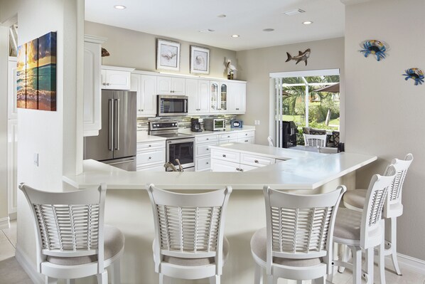 Een magnetron, een vaatwasser, een koffiezetapparaat/waterkoker