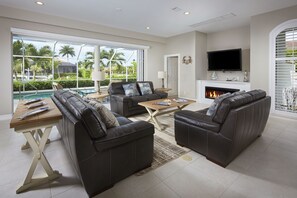 Een televisie, een open haard en een tafeltennistafel