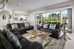 Een televisie, een open haard en een tafeltennistafel