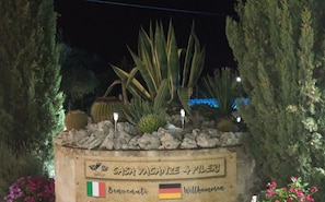 A stone sign with the text "CASA VACANZE 4 PILERI" and flags of Italy and Germany. - apartment called PEROLLO (Sciacca)