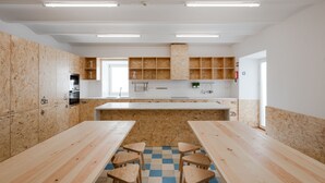 Una cocina moderna con armarios de madera, una isla central y suelo a cuadros.