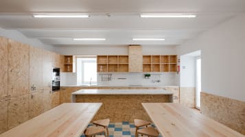 Tủ lạnh, lò vi sóng