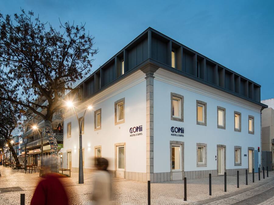 Overnatningsstedets facade – aften/nat