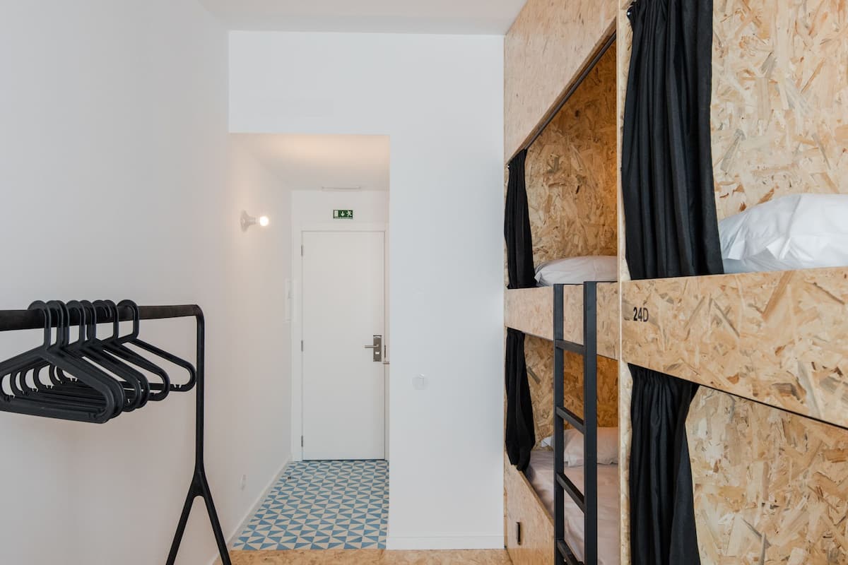Felles sovesal, privat bad (1 bed in 4-bed dorm) | Lydisolert, strykejern/-brett, wi-fi (inkludert) og sengetøy