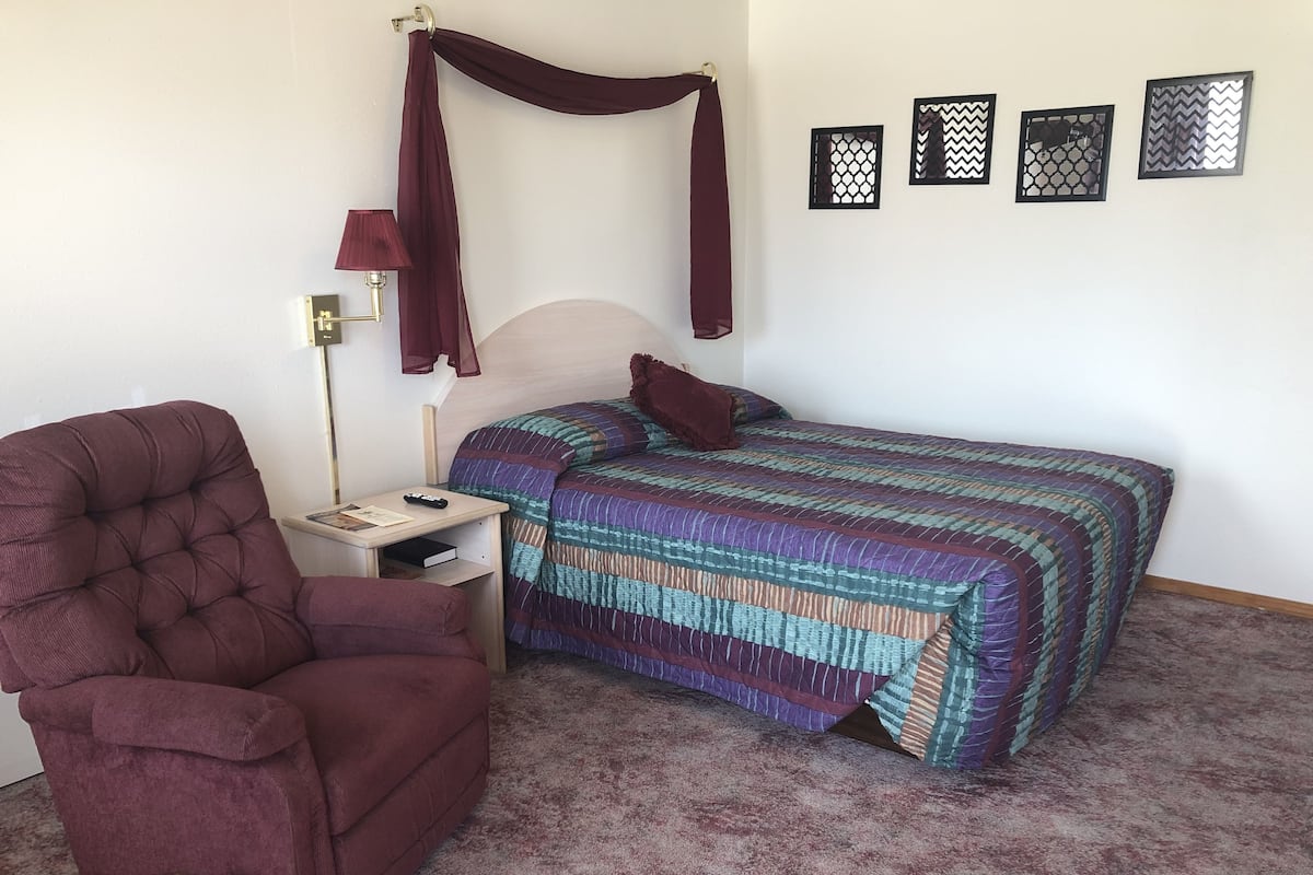 Business Room, 1 Queen Bed | Individually decorated, individually furnished, desk, free WiFi
