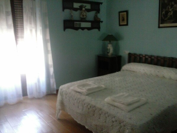 4 bedrooms, iron/ironing board, WiFi, bed sheets