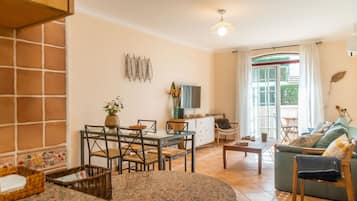 Apartament, 1 dormitori, balcó, vistes al jardí | Sala d'estar | Televisor de pantalla plana i reproductor de DVD