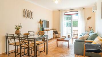 Departamento, 1 habitación, balcón, vista al jardín | Área de sala de estar | Televisión de pantalla plana, reproductor de DVD y estación para iPod