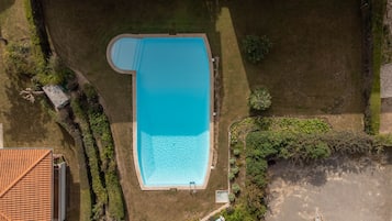 Piscina a l'aire lliure, para-sols i gandules
