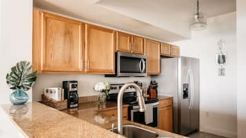 Frigorífico, microondas, horno y placa de cocina