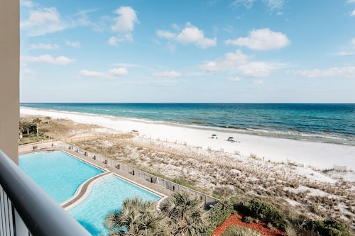 Oceanfront 3-Bedroom Condo, Beach Service, & Huge Pools! Winter Monthly Discount